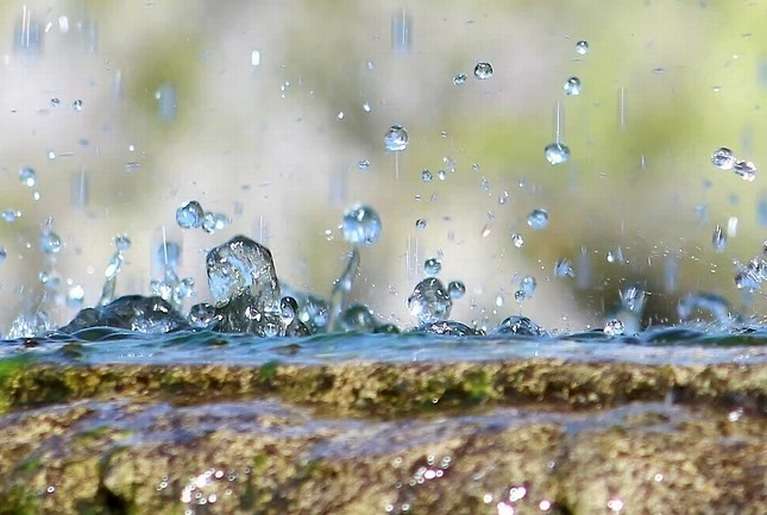 До чого сниться дощ жінці?