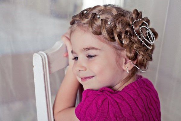 Найкращі зачіски юним модницям на випускний, весіллля та інші урочистості