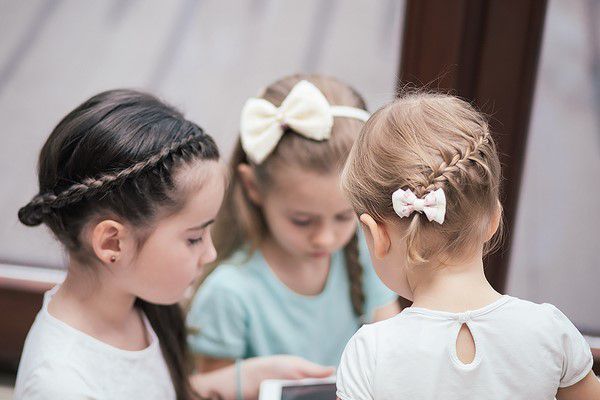 Найкращі зачіски юним модницям на випускний, весіллля та інші урочистості
