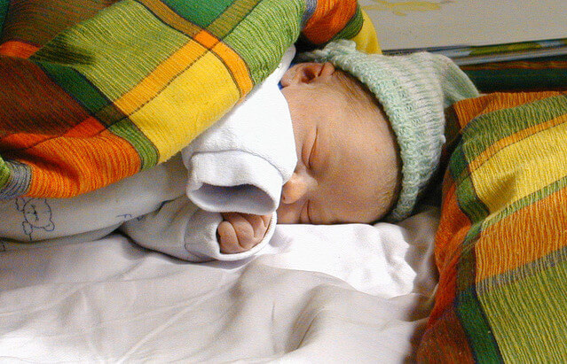 Новонароджена дитина догляд і розвиток. Особливості 1 місяця
