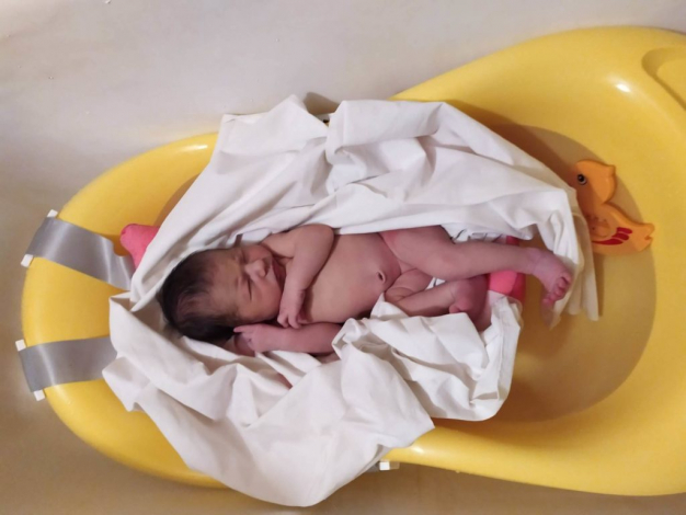 Новонароджена дитина догляд і розвиток. Особливості 1 місяця