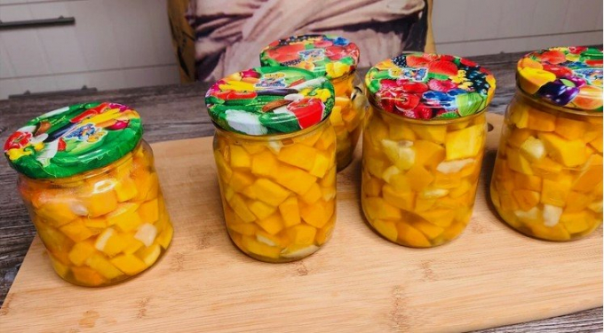 Готую гарбуз на зиму “як манго”: яскравий десерт, який їдять навіть ті, що не люблять гарбуз