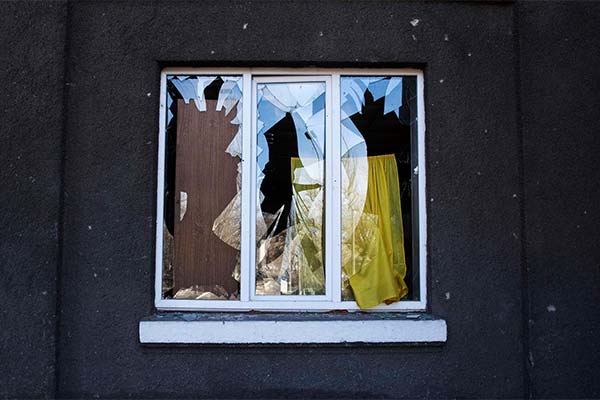 До чого сниться бити вікна в будинку — 11 тлумачень із різних сонників