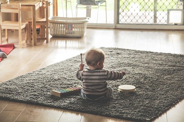 Коли дитина починає сидіти самостійно, з підтримкою, у скільки місяців, присадка хлопчиків, норми