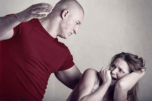 До чого сниться бити жінку — 50 тлумачень із різних сонників.