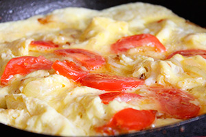 Омлет з помідорами і сиром, з цибулею і ковбасою