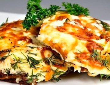 Курка по-французьки в духовці з картоплею і помідорами