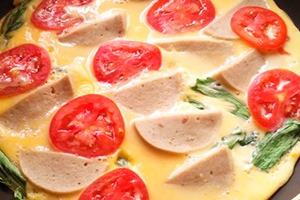 Омлет з помідорами і сиром, з цибулею і ковбасою