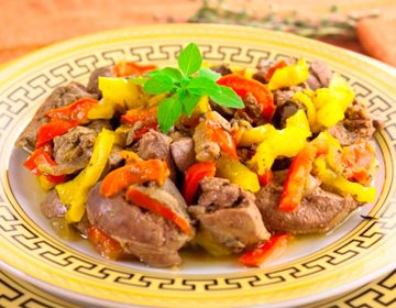 Куряча печінка з яблуками і цибулею: 3 рецепта