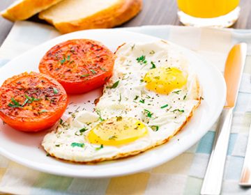 Яєчня з помідорами, сиром і ковбасою
