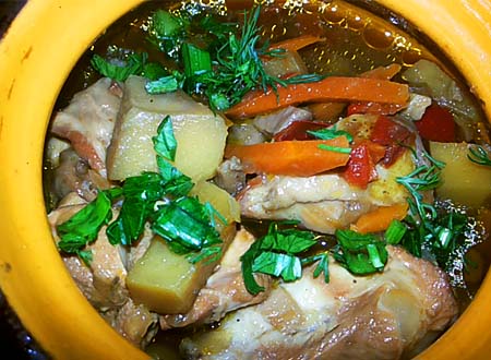 Картопля, тушкована з м’ясом. Покроковий класичний рецепт з фото