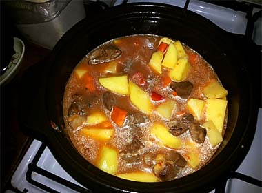 Картопля, тушкована з м’ясом. Покроковий класичний рецепт з фото