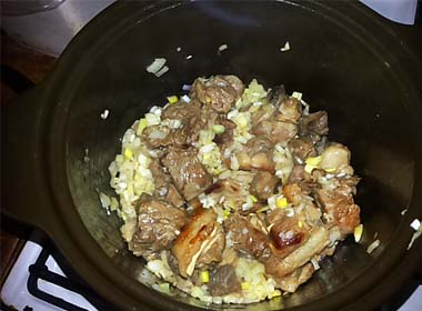 Картопля, тушкована з м’ясом. Покроковий класичний рецепт з фото