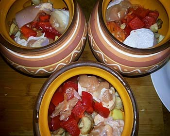 Картопля з куркою, грибами і овочами в горщиках, запечена в духовці. Покроковий рецепт з фото