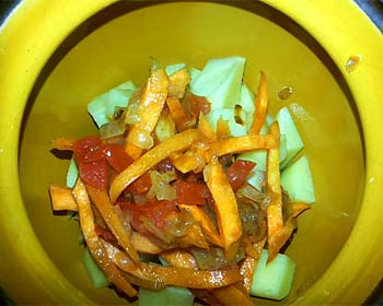 Картопля з куркою, грибами і овочами в горщиках, запечена в духовці. Покроковий рецепт з фото