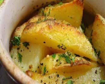 Картопля з куркою, грибами і овочами в горщиках, запечена в духовці. Покроковий рецепт з фото