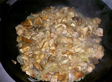 Куряче філе тушкувати на сковороді з грибами у вершковому соусі