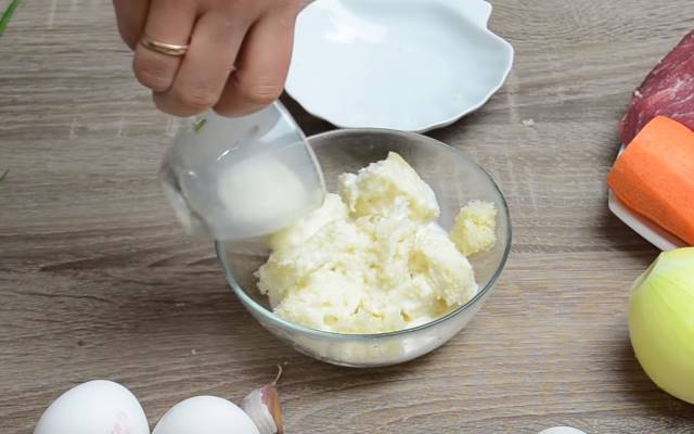 М’ясний рулет з фаршу — 6 рецептів з різними начинками