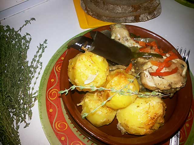 Курячі гомілки з овочами на сковороді з запеченою картоплею