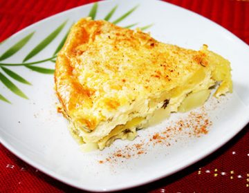 Картопляна запіканка з ковбасою, сосисками і беконом