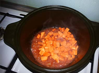 Як приготувати смачну тушковану картоплю без м’яса. Покроковий рецепт з фото
