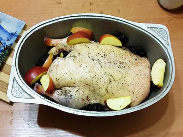 Качка з яблуками в духовці – 4 покрокових рецепти з фото