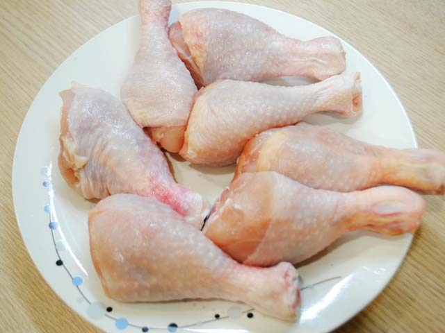 Курка тушкована на сковороді — 9 простих і смачних рецептів