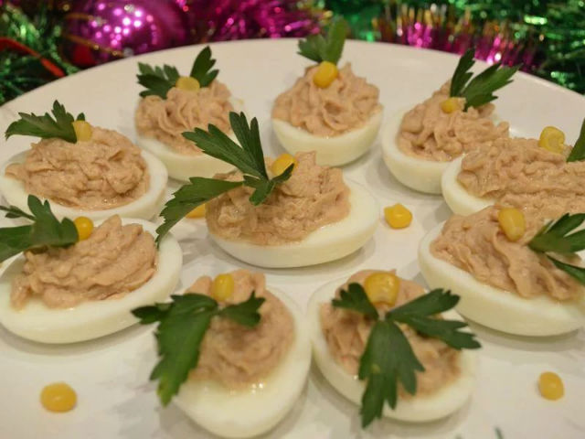 Яйця, фаршировані різними начинками. 12 простих і дуже смачних рецептів