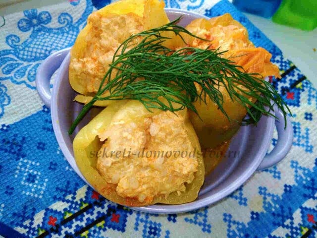Перець, фарширований курячим фаршем і рисом