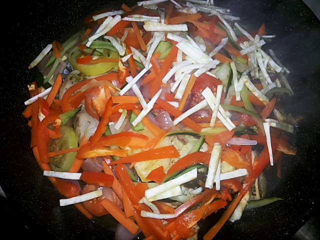Курячі гомілки з овочами на сковороді з запеченою картоплею