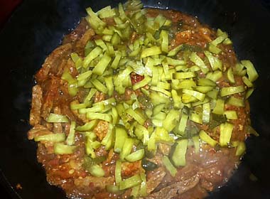 Тушкована яловичина з маринованими огірками. Покроковий рецепт з фото