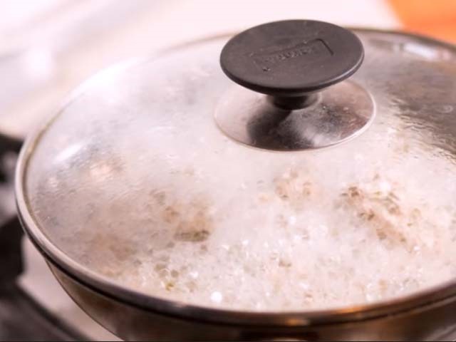 Курка тушкована на сковороді — 9 простих і смачних рецептів