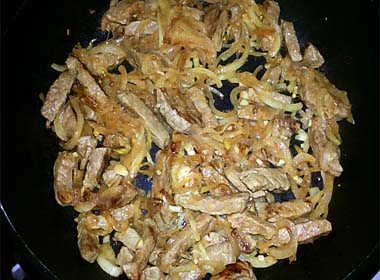 Тушкована яловичина з маринованими огірками. Покроковий рецепт з фото