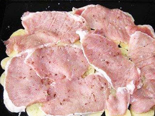 М’ясо по-французьки з картоплею в духовці рецепт з фото