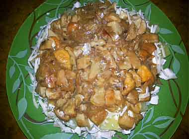Листковий салат з курки з ананасами і грибами