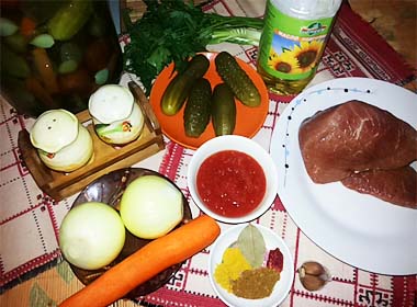 Тушкована яловичина з маринованими огірками. Покроковий рецепт з фото
