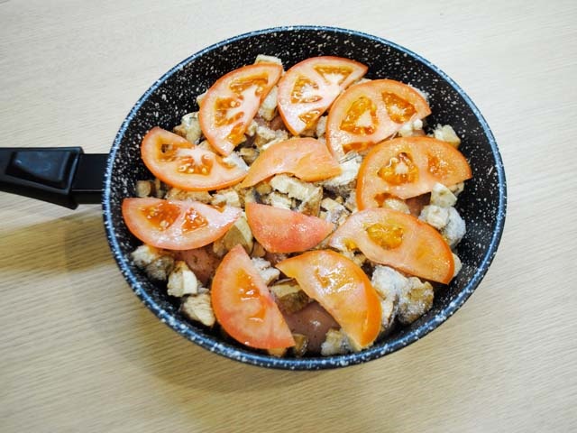 Курка тушкована на сковороді — 9 простих і смачних рецептів