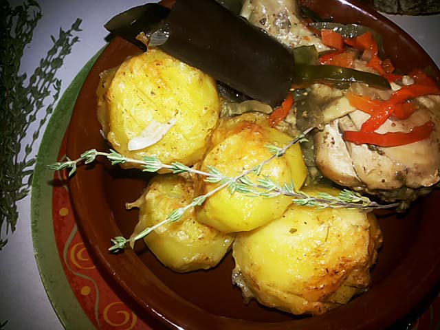 Курячі гомілки з овочами на сковороді з запеченою картоплею