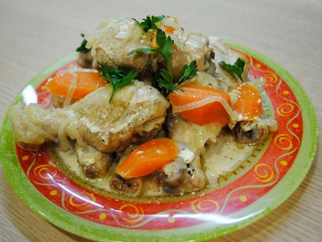 Курка тушкована на сковороді — 9 простих і смачних рецептів