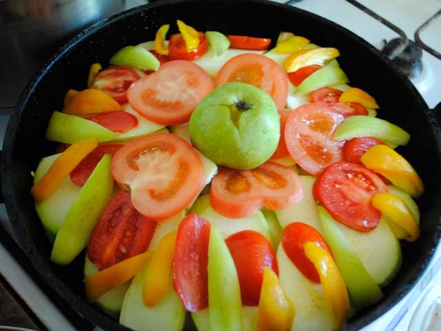 Курка тушкована на сковороді — 9 простих і смачних рецептів