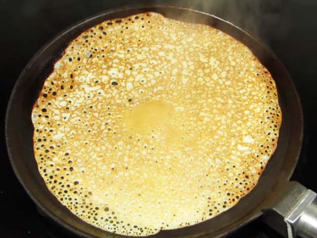 Млинці на молоці з дірочками тонкі і дуже смачні – 10 простих рецептів
