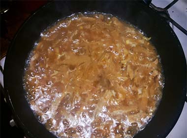 Тушкована яловичина з маринованими огірками. Покроковий рецепт з фото