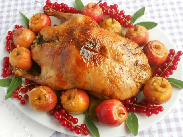 Качка з яблуками в духовці – 4 покрокових рецепти з фото