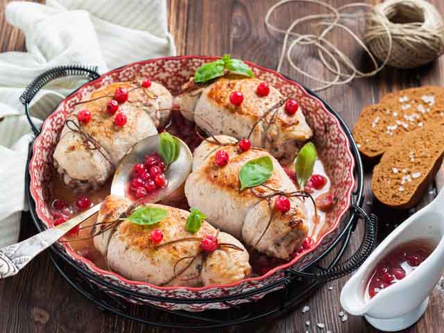 Курячі рулетики з начинкою. Як приготувати рулети з курячого філе з червоною смородиною