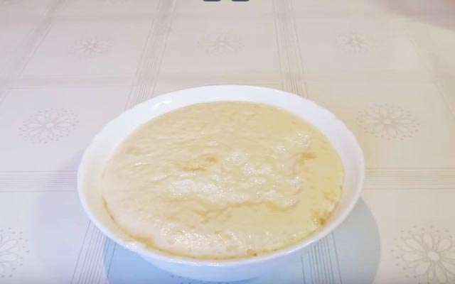 Млинці на сироватці — 8 рецептів дуже смачних млинців з дірочками