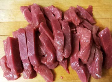 Тушкована яловичина з маринованими огірками. Покроковий рецепт з фото