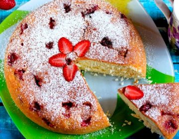 Шарлотка з полуницею: 5 смачних рецептів