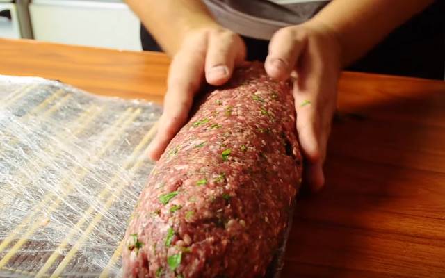 М’ясний рулет з фаршу — 6 рецептів з різними начинками