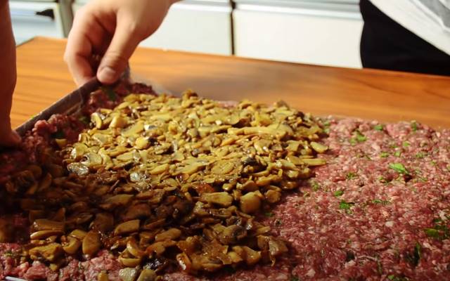 М’ясний рулет з фаршу — 6 рецептів з різними начинками