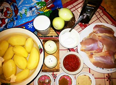 Курячі стегна під маринадом, запечені з картоплею, в сметані. Покроковий рецепт з фото